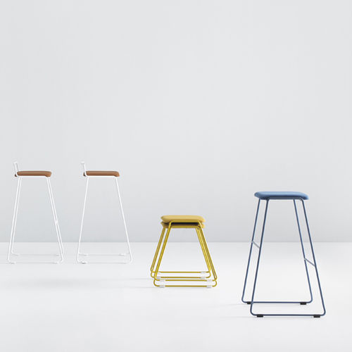 Tabouret de bar contemporain - HUG - Mobboli - en cuir / avec piètement en acier peint / tapissé