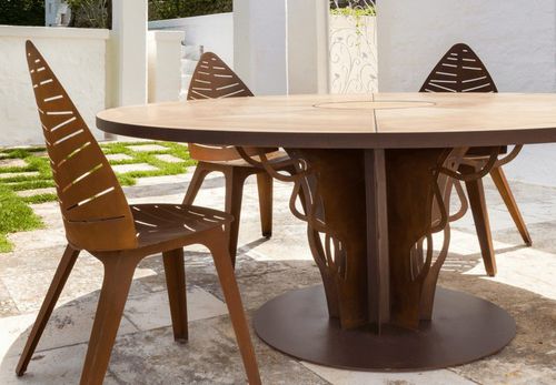 Table contemporaine - INTRECCIO - Trackdesign - en okoumé / avec piètement en acier COR-TEN® / ronde
