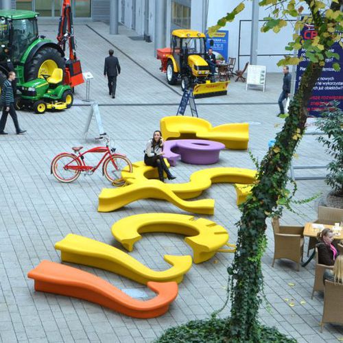 Banc public design original - CITY ALPHABET   - Astrini Design - en polyester / stratifié / avec dossier