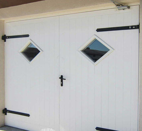 Porte de garage battante - Authentic Timber Windows Ltd - en bois / manuelle / isolante