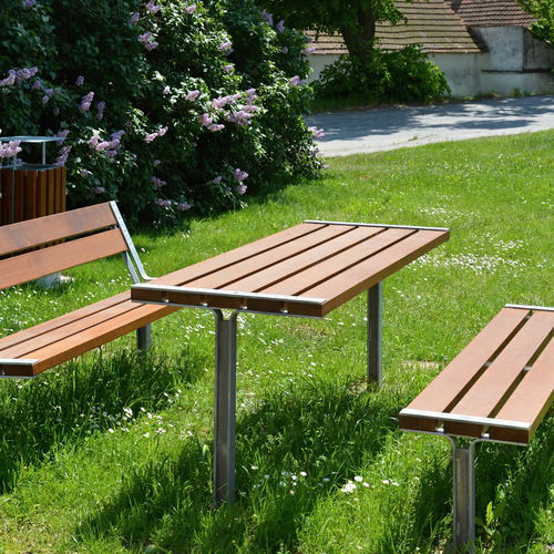 Table contemporaine - SADKO - STREETPARK s.r.o. - en bois / avec piètement en acier galvanisé / rectangulaire