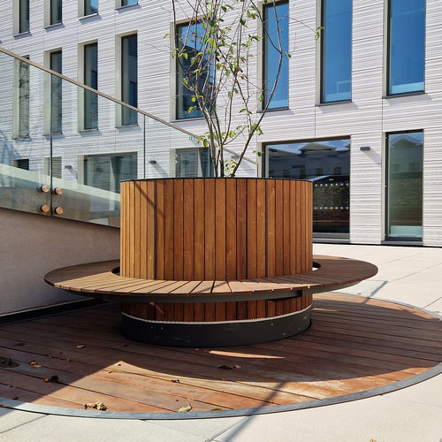Jardinière en bois - SANI - STREETPARK s.r.o. - ronde / avec banc intégré / contemporaine
