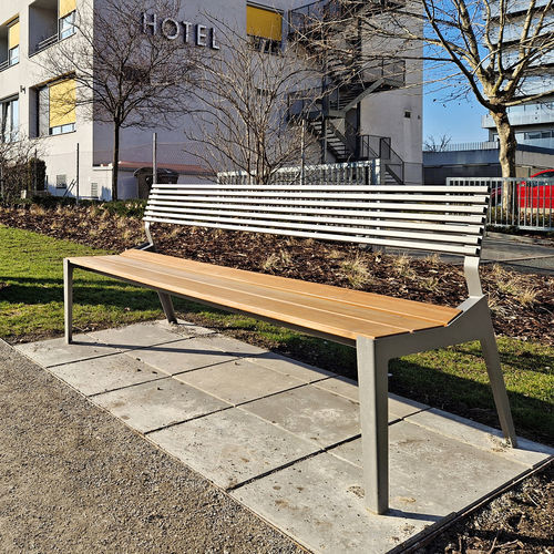 Banc public contemporain - BERGA - STREETPARK s.r.o. - en bois / en acier galvanisé / avec dossier