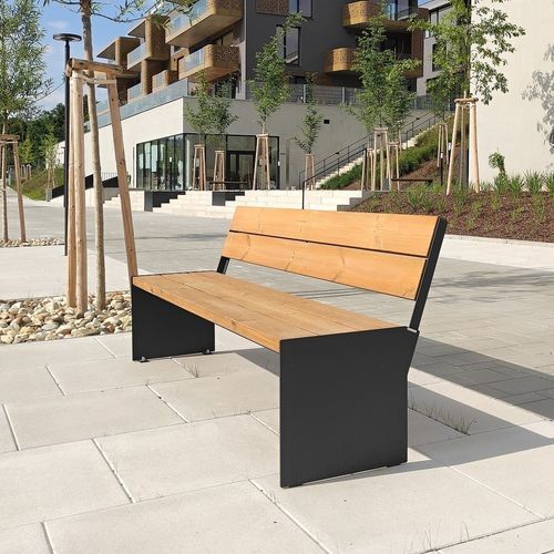 Banc public design minimaliste - EKTA - STREETPARK s.r.o. - en bois / en acier galvanisé / avec dossier