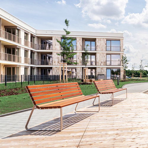 Banc public contemporain - INOA - STREETPARK s.r.o. - en bois / en acier galvanisé / en inox