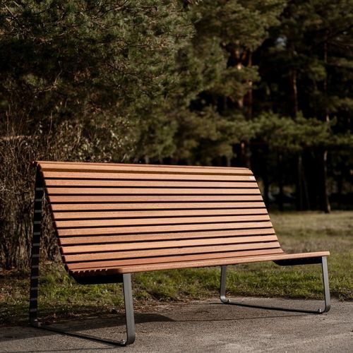 Banc public contemporain - VELA - STREETPARK s.r.o. - en bois / en chêne naturel / en bois exotique