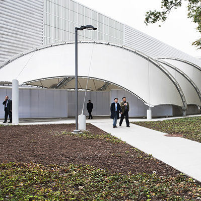 Structure tendue sur ossature métallique - ICON INTERIORS AND EXTERIORS - câble-membrane / à arche / pour abri