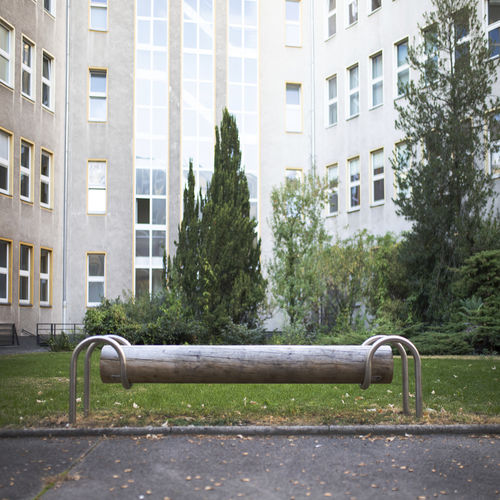 Banc public contemporain - BENTLINE ROUNDED - urbanature - en chêne / en acier inoxydable