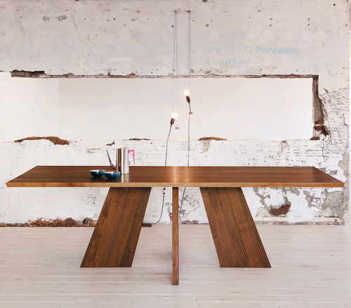 Table à manger contemporaine - HAKAMA  - CondeHouse - en chêne / en noyer / avec piètement en chêne