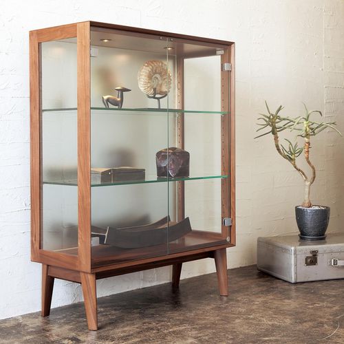 Vitrine contemporaine - WING LUX Curio - CondeHouse - en verre / en chêne / en noyer