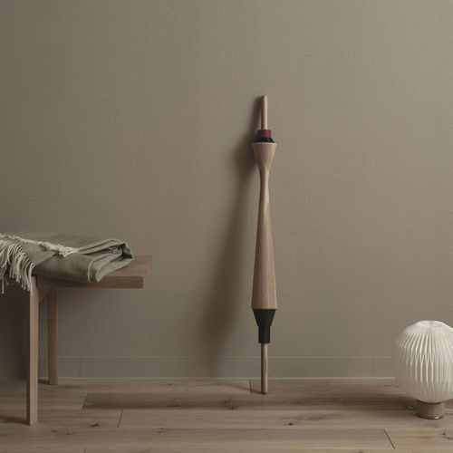Sculpture en frêne - Stick - Type C - CondeHouse - en chêne / en peau de vache / au sol