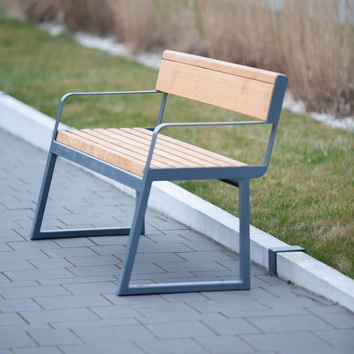 Banc public contemporain - Amager - Københagen Outstanding - en mélèze / en acier à revêtement par poudre / avec dossier