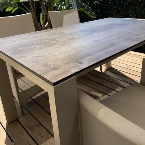 Table à manger contemporaine - Table repas - MOUSSES ETOILES - aluminium / en aluminium thermolaqué / en stratifié