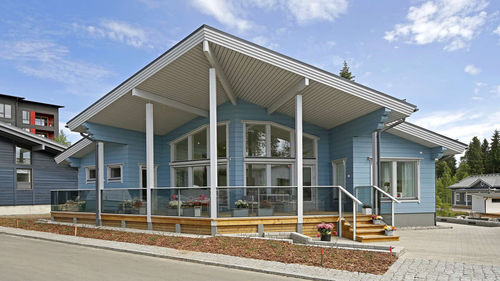 Maison en bois massif empilé - NUUNA 141T - Kuusamo Hirsitalot Oy - modulaire / contemporaine / avec terrasse