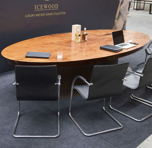 Table de réunion contemporaine - Icewood - en bois / en résine / avec piètement en bois