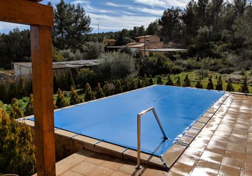 Couverture de piscine à oeillets - Blue - International Cover Pool - manuelle / thermique / sur mesure