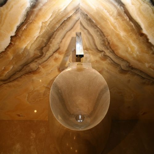 Lave-mains à poser - ROMAN TRAVERTINE SINK "NAIL" AND ONYX ARIS WALL - GIOVANNOZZI MARMI S.R.L. - rond / en marbre