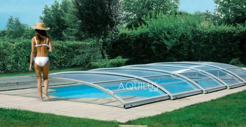 Abri de piscine bas - AQUILUS PISCINES - coulissant / d'aluminium / avec actionnement manuel