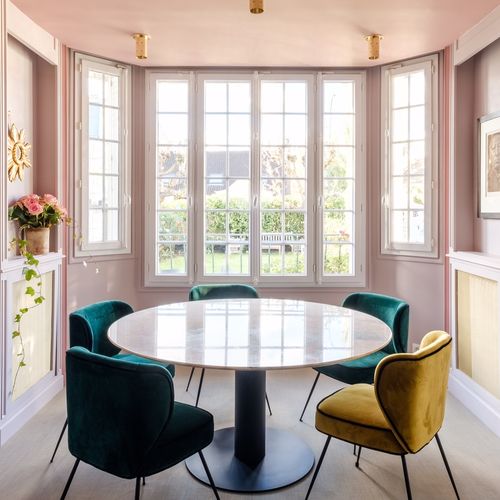 Table à manger contemporaine - REBECCA - ADRIANDUCERF MOBILIER - en marbre / avec piètement en métal peint / ronde