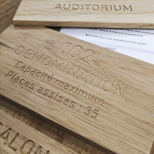 Plaque signalétique surcyclée - DODSIGNA 02 - DOD - d'orientation / murale / en bois