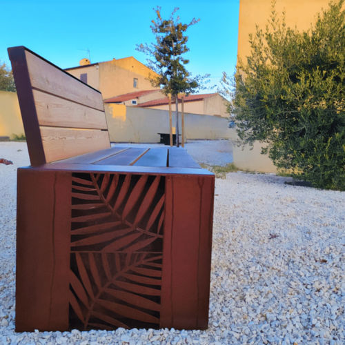 Banc public contemporain - Printemps - URBAN TENDANCES - en bois exotique / en acier corten / avec dossier
