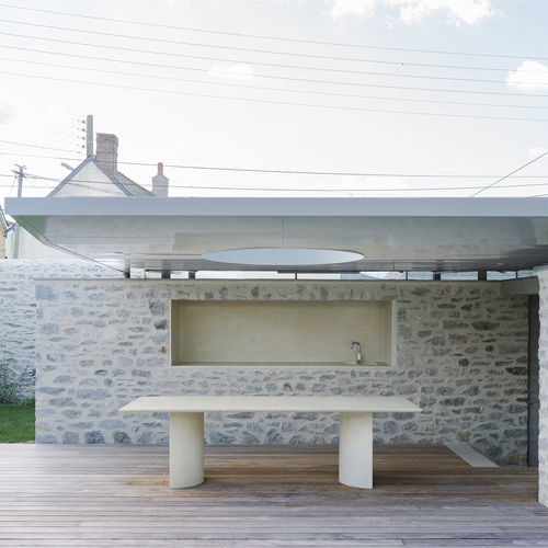 Table contemporaine - LAVAL - Solid Studio - en béton fibré / avec piètement en béton / rectangulaire