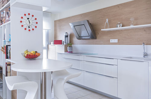 Cuisine contemporaine - FUTURA : MEDIUM BLANC & MÉLAMINÉ CHÊNE WINCHESTER - PYRAM INDUSTRIES - en bois verni brillant / en mélaminé / avec poignée