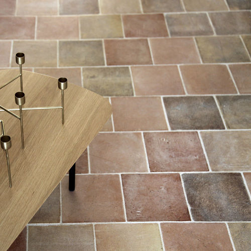 Carrelage en terracotta -  ANTIQUAIRE - HAND-ADDED PATINA - TERRES CUITES DE RAUJOLLES - mat / vieilli / d'intérieur