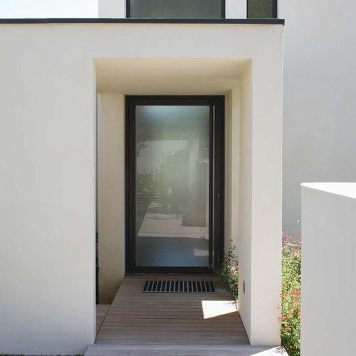 Porte d'entrée - SOLEAL 65 - TECHNAL - en verre / en aluminium / battante