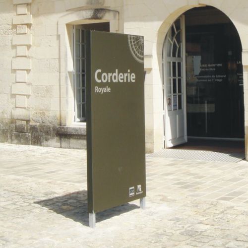 Totem signalétique - MASSILIA. - POLYMOBYL - pour espace public / pour exposition / pour établissement public
