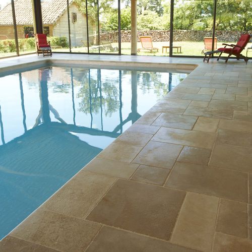 Margelle de piscine en pierre naturelle - AUBEROCHE BOURIANE - RUSTIQUE - OCCITANIE PIERRES - courbe