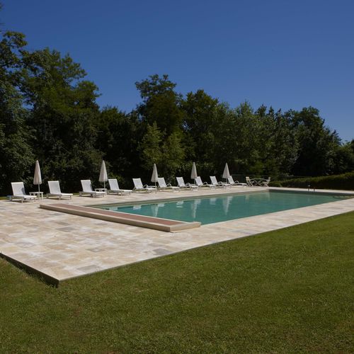 Margelle de piscine en pierre naturelle - AUBEROCHE BOURIANE - GRENAILLÉE BROSSÉE - OCCITANIE PIERRES - antidérapante / d'angle