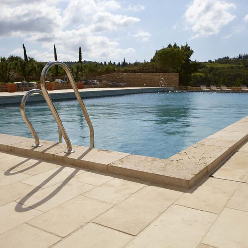 Margelle de piscine en pierre naturelle - AUBEROCHE CHATAIGNE - OCCITANIE PIERRES - antidérapante / d'angle