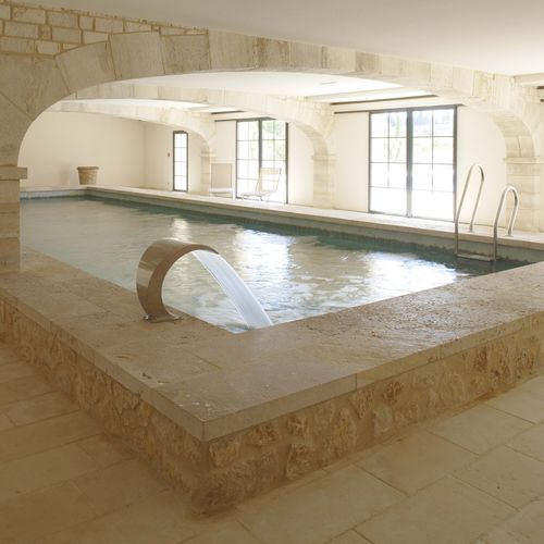 Margelle de piscine en pierre naturelle - AUBEROCHE CHATAIGNE - INTÉRIEUR - OCCITANIE PIERRES - antidérapante