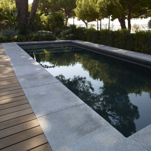 Margelle de piscine en pierre naturelle - AUBEROCHE MANGANESE - RUSTIQUE - OCCITANIE PIERRES - antidérapante / d'angle