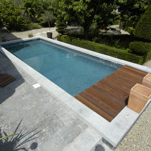 Margelle de piscine en pierre naturelle - AUBEROCHE MANGANESE - RUSTIQUE - OCCITANIE PIERRES - d'angle