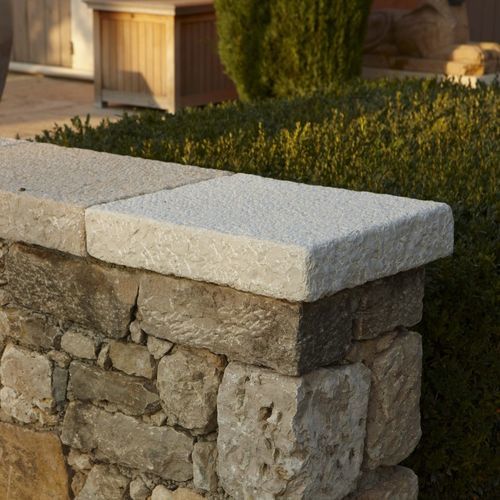 Chaperon de mur pour clôture de jardin - AUBEROCHE BOURIANE - OCCITANIE PIERRES - en pierre