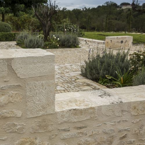 Chaperon de mur de type balustrade - AUBEROCHE BOURIANE - OCCITANIE PIERRES - en pierre