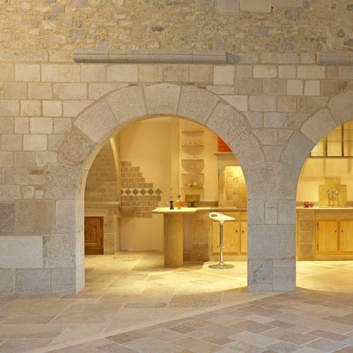 Encadrement de portes en pierre naturelle - AUBEROCHE VIEUX - OCCITANIE PIERRES