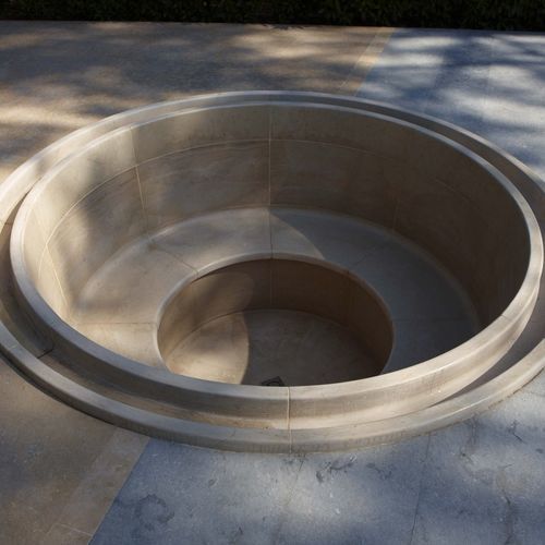 Fontaine de jardin - AUBEROCHE BOURIANE - OCCITANIE PIERRES - au sol / en pierre naturelle / classique