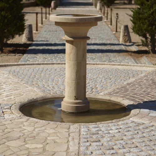 Fontaine de jardin - AUBEROCHE BOURIANE - OCCITANIE PIERRES - publique / en pierre / traditionnelle