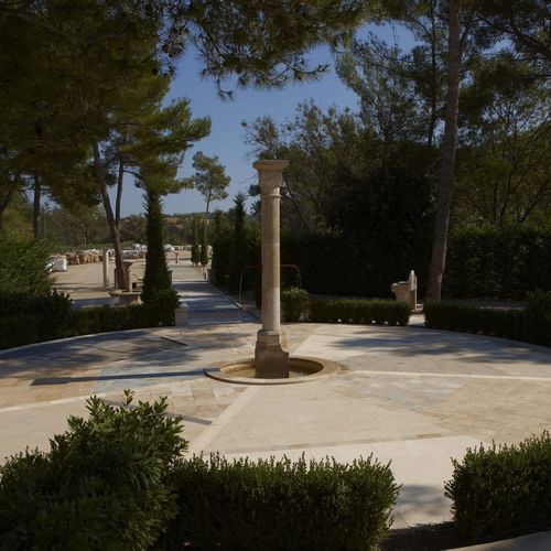 Fontaine publique - AUBEROCHE BOURIANE - OCCITANIE PIERRES - en pierre calcaire / de style