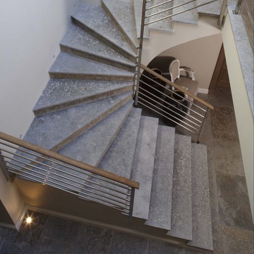 Escalier en colimaçon - AUBEROCHE MANGANÈSE - OCCITANIE PIERRES - à marches en pierre / en béton / résidentiel