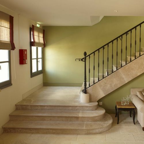 Escalier droit - AUBEROCHE OCRE - OCCITANIE PIERRES - à marches en pierre / en béton / résidentiel