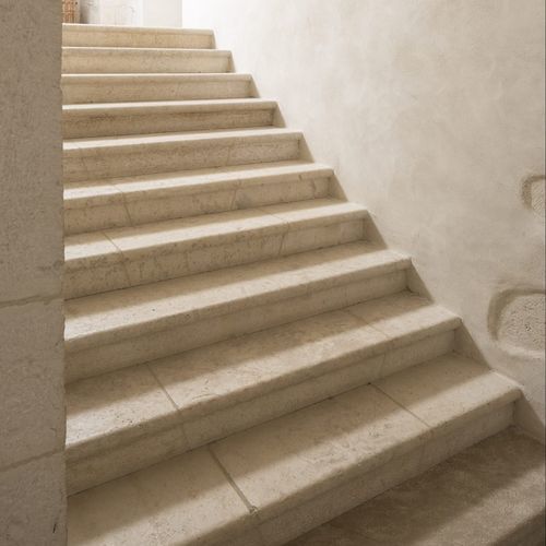 Escalier droit - AUBEROCHE POMMELÉE - OCCITANIE PIERRES - à marches en pierre / en béton / résidentiel