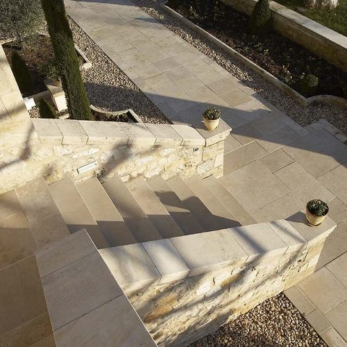 Escalier droit - AUBEROCHE POMMELÉE - OCCITANIE PIERRES - à marches en pierre / en béton / résidentiel