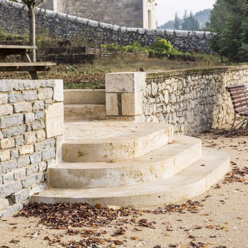Escalier droit - AUBEROCHE - OCCITANIE PIERRES - à marches en pierre / en béton / résidentiel
