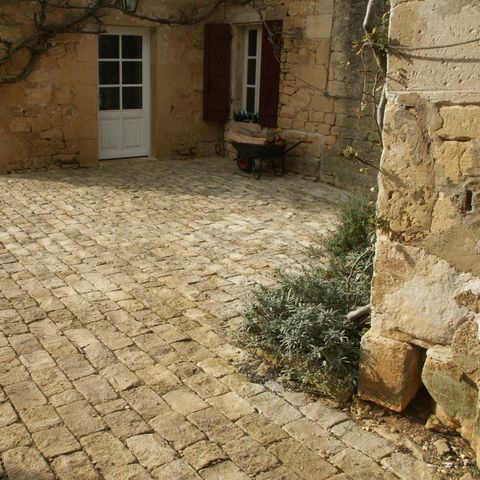 Pavé en pierre naturelle - ÉCLATÉS MARTELÉS - AUBEROCHE  - OCCITANIE PIERRES - d'extérieur / de terrasse / de jardin