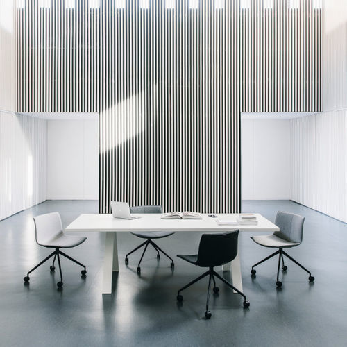 Table de conférence contemporaine - CROSS - Arper - en chêne / en wengé / avec piètement en bois