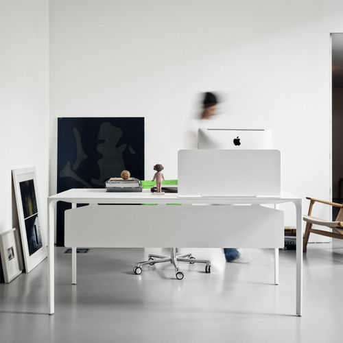 Bureau sur pied - NUUR - Arper - contemporain / en stratifié / droit